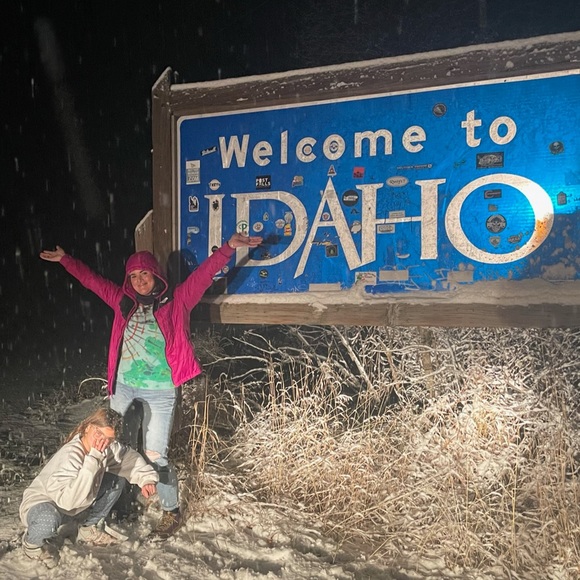 Hi! Meet Jasmine, your posher. Mom, shopper, seller and treasure hunter. 💙✌🏻👑 - Picture 4 of 12